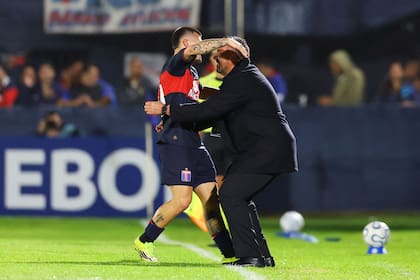 El abrazo de Ignacio Russo y el director técnico Diego Dabove: futbolista y entrenador mantienen una relación que se forjó en los años en que el DT trabajó con Miguel Russo, el padre del artillero