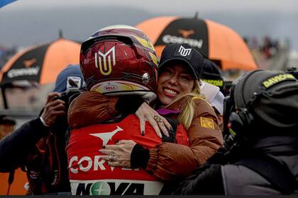 El abrazo de José Manuel Urcera, ganador del Desafío de las Estrellas, con su pareja Nicole Neumann; el piloto agradeció a Horacio Soljan, responsable del Maquin Parts Racing por la construcción de un nuevo Torino, tras el accidente en Toay