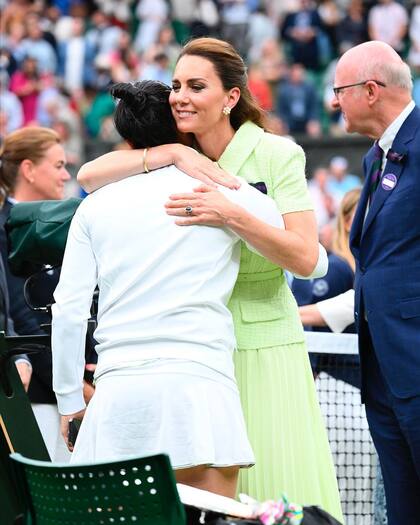 El abrazo de Kate Middleton y Marketa Vondrousova en la final de Wimbledon