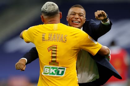 El abrazo de Keylor Navas, que atajó un penal clave, y Mbappé, que no pudo jugar por una lesión