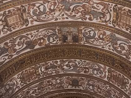 El abrazo de la Virgen, detalle en el techo abovedado de la Capilla Doméstica, Manzana Jesuítica.