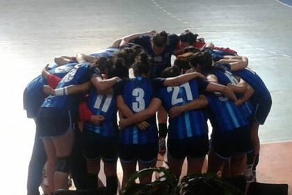 El abrazo de las chicas tras el triunfo