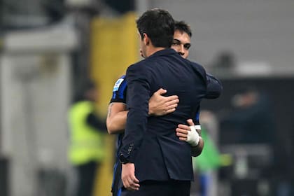 El abrazo de Lautaro Martínez el director técnico Cristian Chivu; el artillero responde con goles a los consejos del entrenador rumano