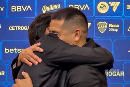 El abrazo de Leandro Paredes con Juan Román Riquelme