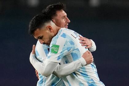 El abrazo de Lionel Messi con Leandro Paredes tras el 1-0 del 10 ante Bolivia, por las Eliminatorias