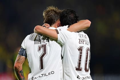 El abrazo de los dos goleadores de la noche histórica en Montevideo: Guido Mainero abrió el marcador y Franco Zapiola sentenció el triunfo con un penal.