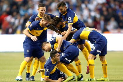 El abrazo de los jugadores de Boca, luego del gol de Reynoso