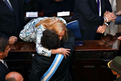 El abrazo de los Milei: el Presidente se saluda con su hermana Karina, su asesora a la que él llama "el jefe"