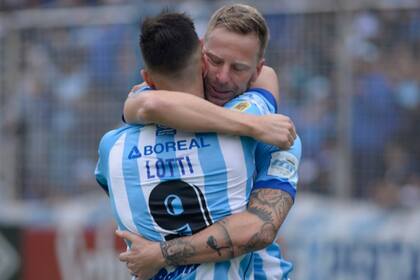 El abrazo de Lotti con el goleador Menéndez, en el triunfo de Atlético Tucumán sobre Talleres de Córdoba por la Copa de la Liga Profesional