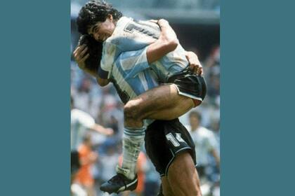 El abrazo de Maradona con Giusti, apenas terminó la final de México 86