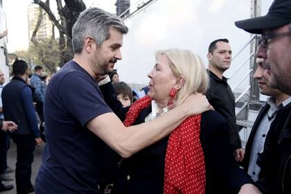 El abrazo de Marcos Peña y Lilita Carrió