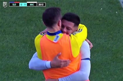 El abrazo de Marcos Rojo con Carlos Izquierdoz tras convertir el gol de Boca