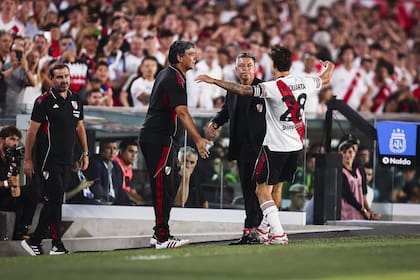 El abrazo de Martínez Quarta con Gallardo luego de su gol a Banfield
