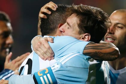 El abrazo de Messi con Tevez