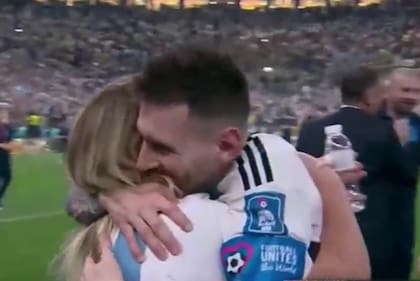 El abrazo de Messi con Antonia Farías, la cocinera de la Selección