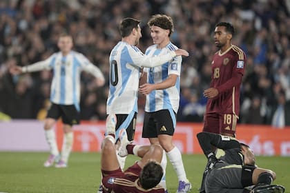 El abrazo de Messi con Julián Álvarez en Argentina vs Venezuela