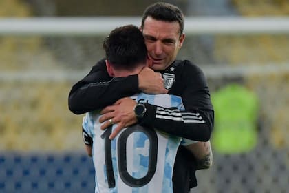 El abrazo de Messi y Scaloni al consagrarse la Selección argentina campeona de América