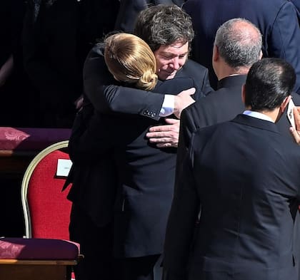 El abrazo de Milei y Meloni, en el funeral del Papa