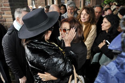 El abrazo de Moria Casán a Nora Cárpena