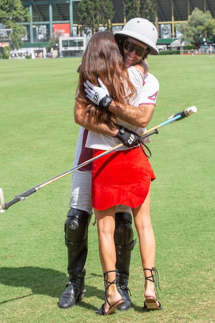 El abrazo de Nicolás Pieres a su mujer, Ángeles Pedreira, tras su triunfo. Pura felicidad
