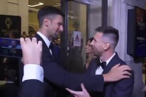 Dos potencias se saludan: el abrazo de Djokovic a Messi que se robó las miradas