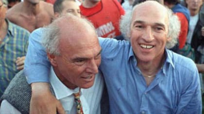 El abrazo de Osvaldo Piazza con Carlos Bianchi, iniciadores de una década exitosa para Vélez 