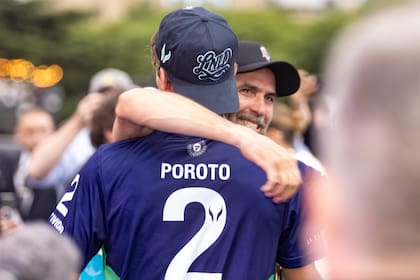El abrazo de padre e hijo