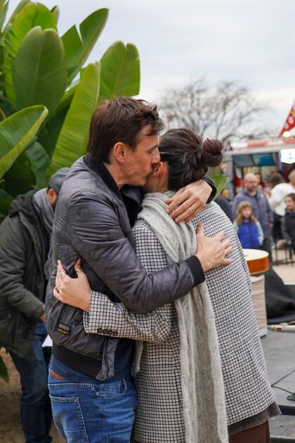 El abrazo de padre e hija, al borde del escenario