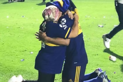 El abrazo de Salvio y su madre en el césped de la Bombonera, luego de que Boca se consagrara campeón de la Superliga 19/20