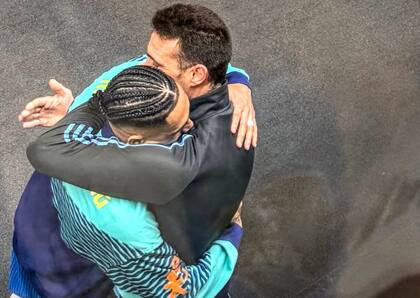 El abrazo de Scaloni con Raphinha luego del partido de la Argentina con Brasil