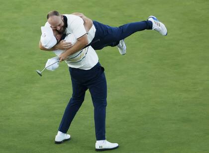El abrazo de Shane Lowry y Tyrrell Hatton, que sumaron los últimos puntos para Europa (Photo by Harry How / GETTY IMAGES NORTH AMERICA / Getty Images via AFP)