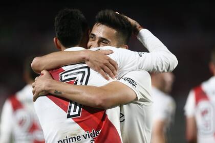 El abrazo de Solari y Suárez, tras la última estocada: fue goleada de River ante Estudiantes
