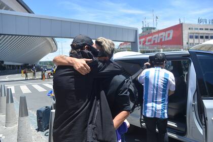 El abrazo de Tinelli con su primo El Tirri, al encontrarse en la salida del aeropuerto