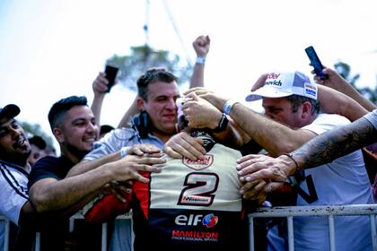 El abrazo de todos: Mariano Werner celebra con integrantes del equipo y los fanáticos de Ford, que se ilusionan con una nueva corona de Turismo Carretera
