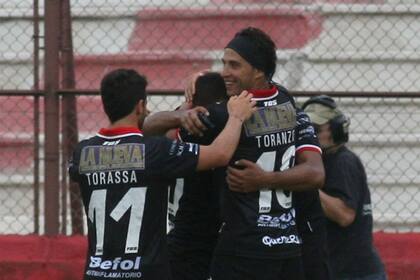 El abrazo de Toranzo y Torassa con Abila, autor del gol