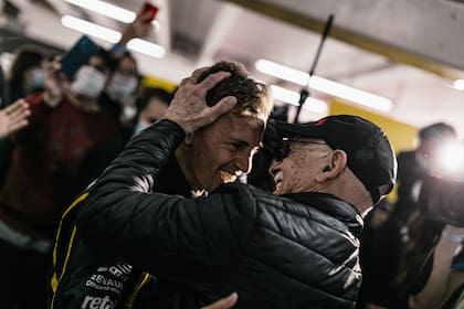 El abrazo de Vicente Pernía a su hijo Leonel; el Tano participó de la carrera de la Fiat Compatizione y más tarde acompañó desde el box de Renault Castrol Team la victoria