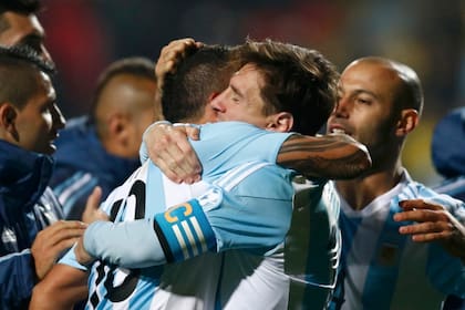 El abrazo del alma entre Leo y Carlitos