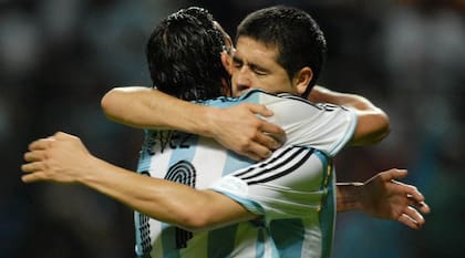 Abrazo de selección: Tevez y Riquelme compartieron eliminatorias, Copa América, Copa Confederaciones y Mundial, pero las diferencias personales causaron su ruptura.