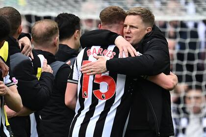 El abrazo del entrenador Eddie Howe al goleador Harvey Barnes, que definió el partido sobre la hora para el 4-3 de Newcastle sobre West Ham.