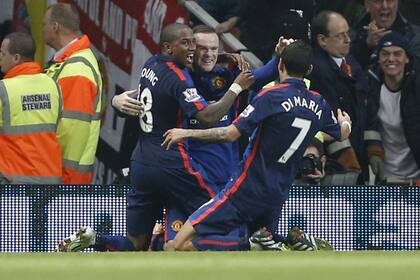 El abrazo del goleador y de su asistente