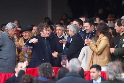 El abrazo del presidente Milei con el ministro Luis "Toto" Caputo