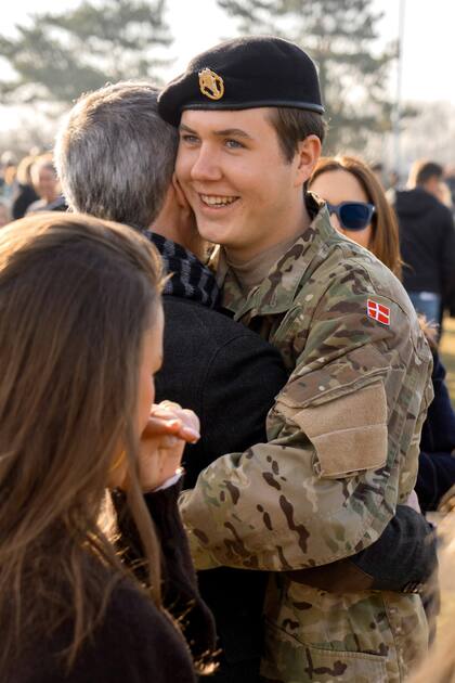 El abrazo del príncipe y su padre, el rey Federico, ante la mirada de la reina Mary. El joven eligió como alias para su instrucción militar el nombre “Trekroner”, que alude a un fuerte marítimo de Copenhague que fue clave en la defensa de su país. En sus años de instrucción, Federico tuvo un alias mucho menos formal que el de Christian: se identificó como "Pingo", que era como lo llamaban sus camaradas.