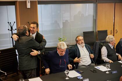 El abrazo del secretario de Trabajo, Julio Cordero, con Gerardo Martínez, jefe de la Uocra, en un encuentro con la CGT