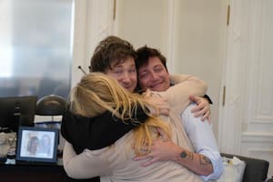 El abrazo del "triángulo de hierro": Javier y Karina Milei junto a Santiago Caputo