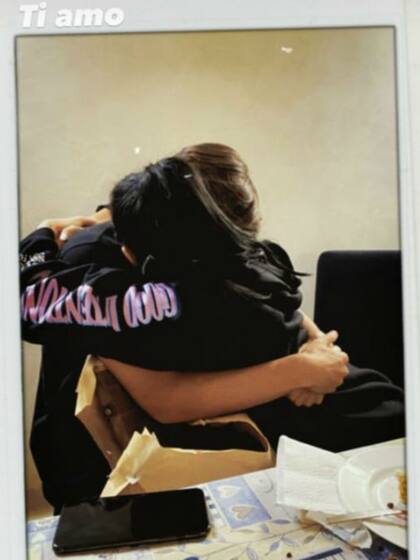 El abrazo después de soplar las velitas