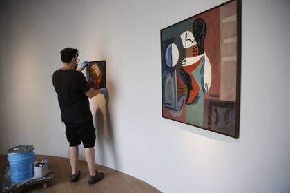 El abrazo, durante el montaje en la entrada de la muestra en Malba