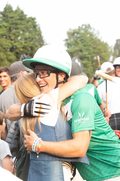 El abrazo emocionado de Bartolomé Castagnola con Cecilia Rodríguez Piola de Pieres.