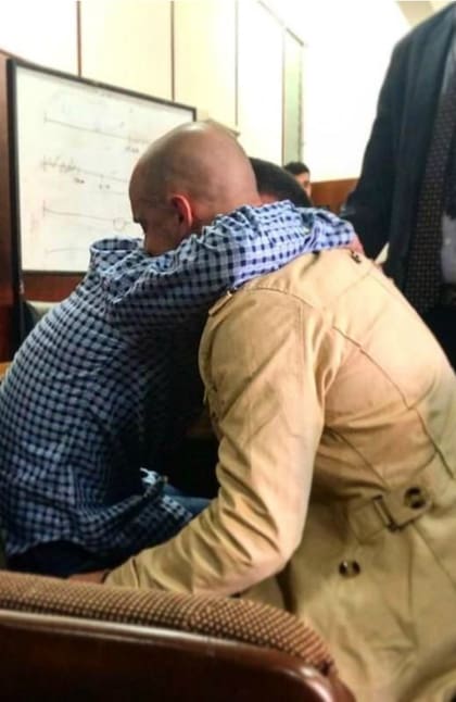 El abrazo emocionado entre el abogado defensor y el joven declarado inocente