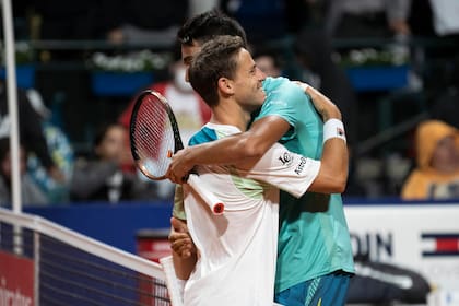 El abrazo en la red con Lorenzo Sonego, después de un partido tremendo