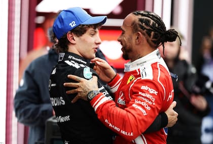 El abrazo entre Andrea Kimi Antonelli y Lewis Hamilton: el italiano reemplazó en 2025 al británico en Mercedes y el séptuple campeón le dejó un cálido mensaje que se conserva en el motorhome